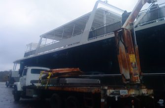 Launching a houseboat at Lake Cumberland, Kentucky