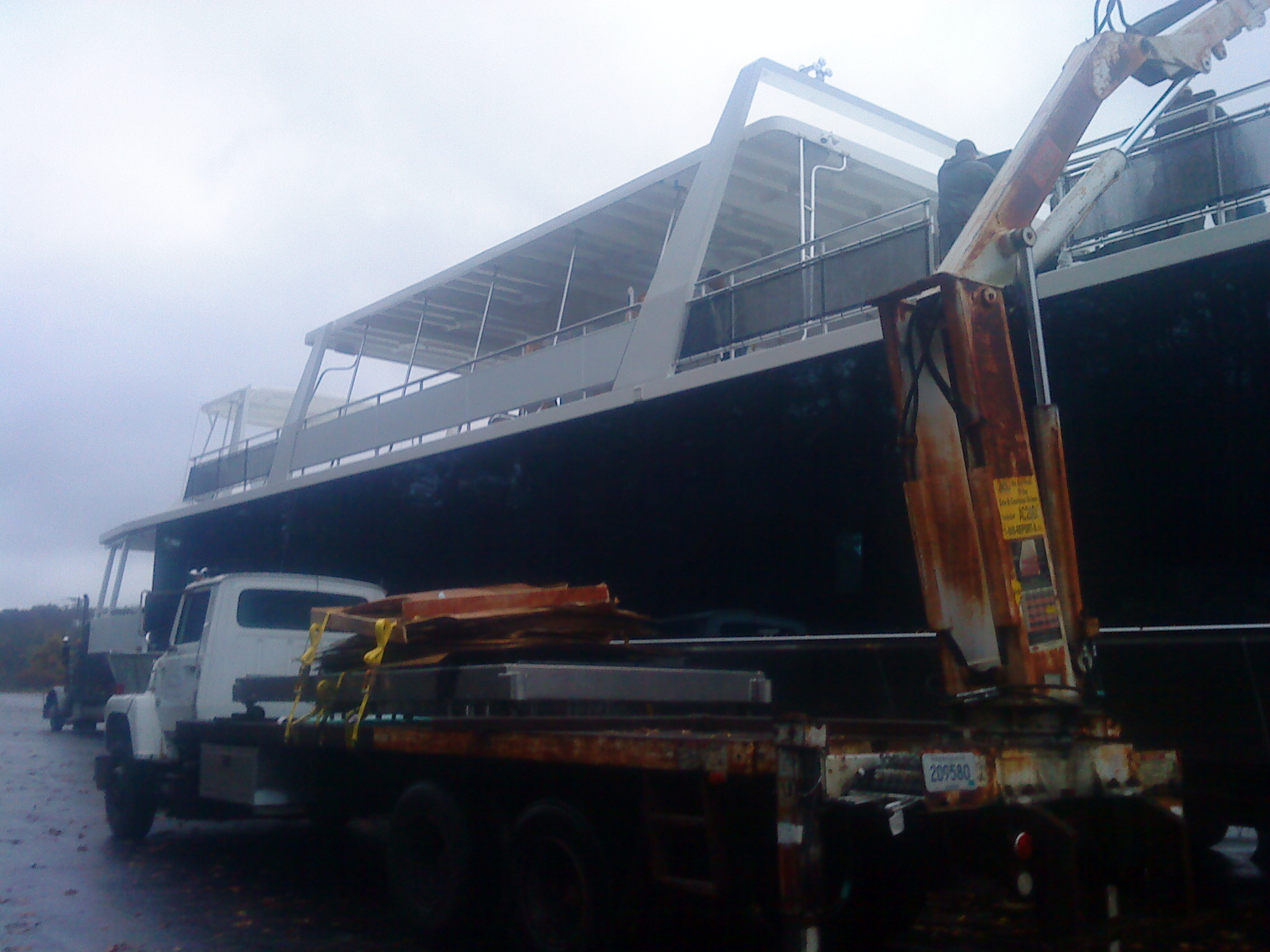 Launching a houseboat at Lake Cumberland, Kentucky